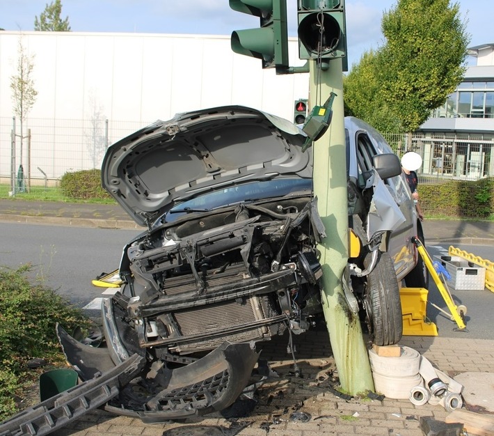 POL-HA: Autofahrer kommt von Fahrbahn ab und stößt mit Ampelmast zusammen