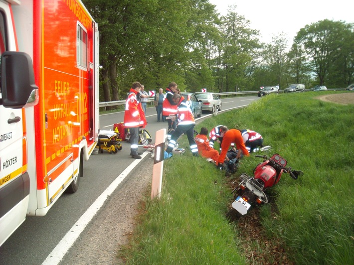 POL-HOL: Bundesstraße 241 - Uslar Rtg. Lauenförde: Wieder Kradunfall - Fahrer lebensgefährlich verletzt - In Linkskurve nach rechts abgekommen -