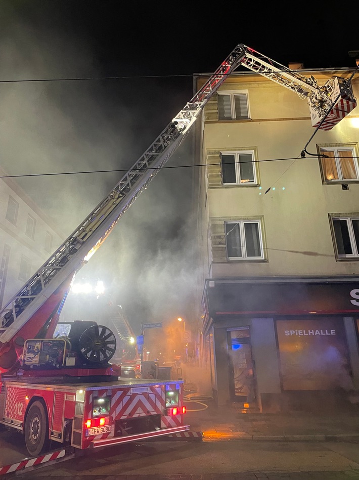 FW-E: Ausgedehnter Kellerbrand in einem Mehrfamilienhaus - Feuerwehr rettet 16 Menschen