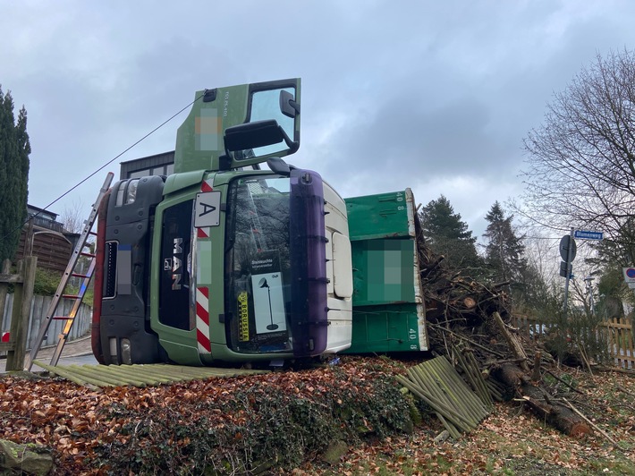 FW-EN: LKW-Unfall am Unteren Ahlenbergweg - First Responder Einsatz am Rostesiepen