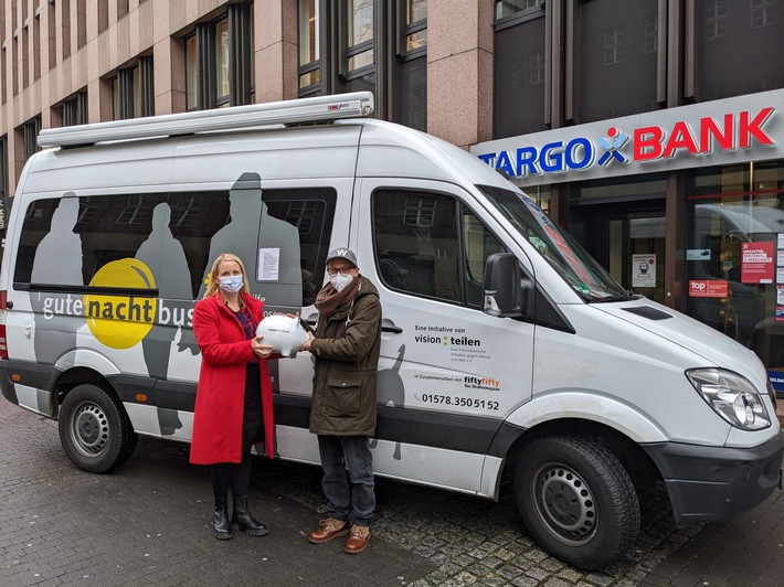 Targobanker spenden für den Düsseldorfer Gutenachtbus