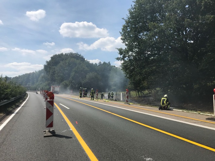 FW-EN: Wiese neben Autobahn  brennt