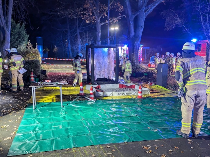 FW-GL: Gefahrstoffaustritt im Kombibad Paffrath - Feuerwehr im Großeinsatz