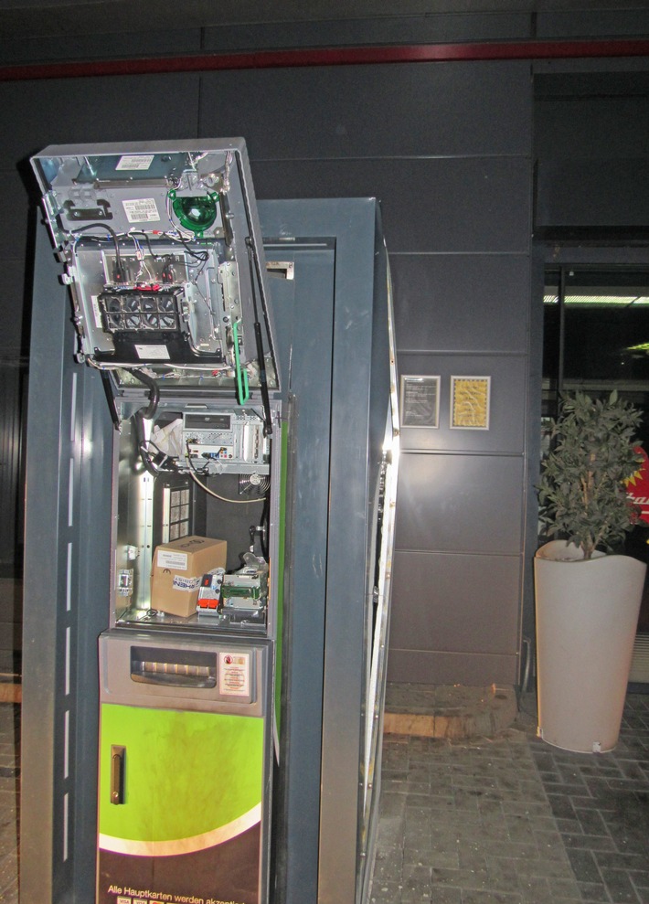 POL-ME: Erstmeldung: Trio sprengt frei stehenden Geldautomaten auf - Monheim am Rhein - 2003137