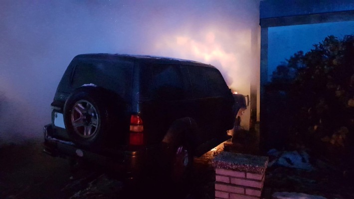 POL-HM: Pkw-Brand in einem Carport - Übergreifen der Flammen auf Wohnhaus verhindert - Ermittlungen wegen schwerer Brandstiftung