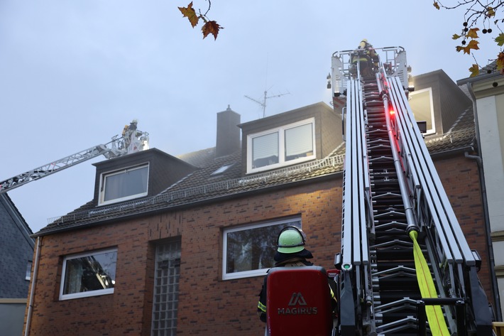 FW-E: Brand im Dachstuhl eines Mehrfamilienhauses - keine Verletzten Personen