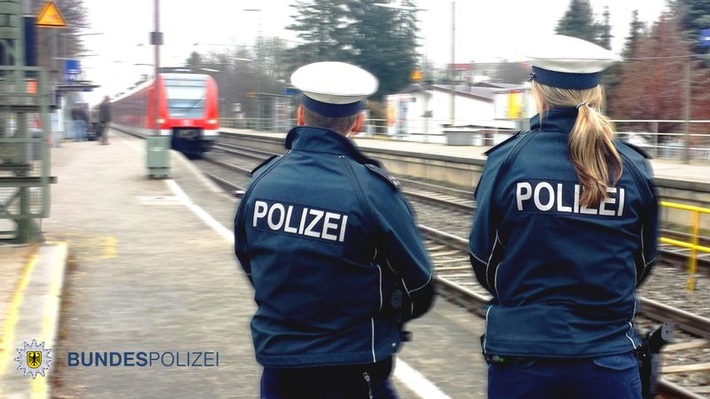 Bundespolizeidirektion München: 36-Jähriger hantierte in der S-Bahn mit einer Axt und verunsicherte Reisende / Bundespolizei stellt arbeitslosen Bauarbeiter am Bahnsteig
