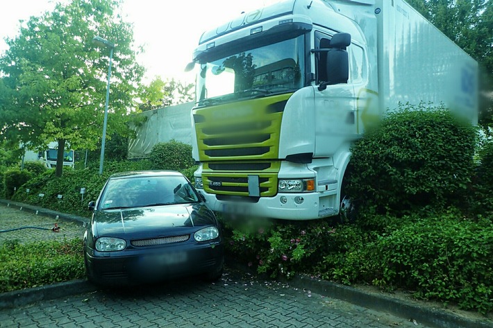 POL-PPMZ: Mainz, LKW rollt in geparkten PKW