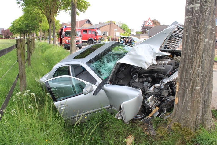 POL-KLE: Rees - Verkehrsunfall / PKW prallt gegen Baum