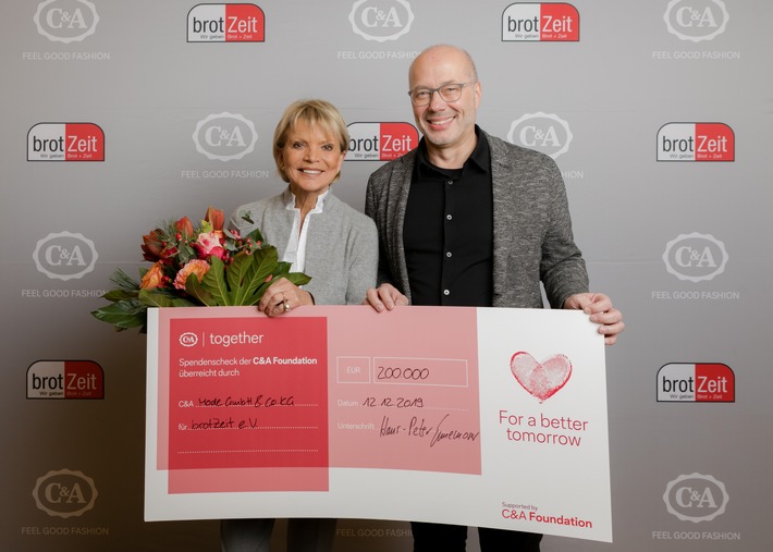 Die C&amp;A Foundation und C&amp;A spenden 200.000 EUR an brotZeit e.V. / Gründerin Uschi Glas nimmt Spendencheck für benachteiligte Kinder entgegen