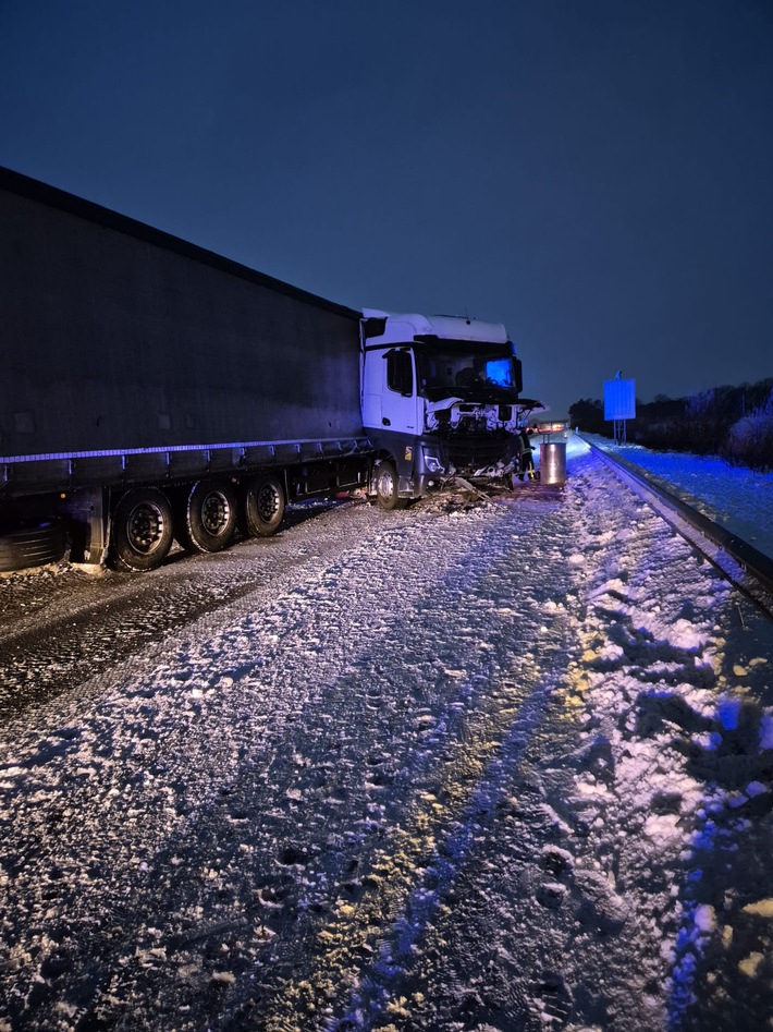 FW-ROW: Sattelzug verunglückt auf der BAB 1 - Feuerwehr pumpt Diesel ab