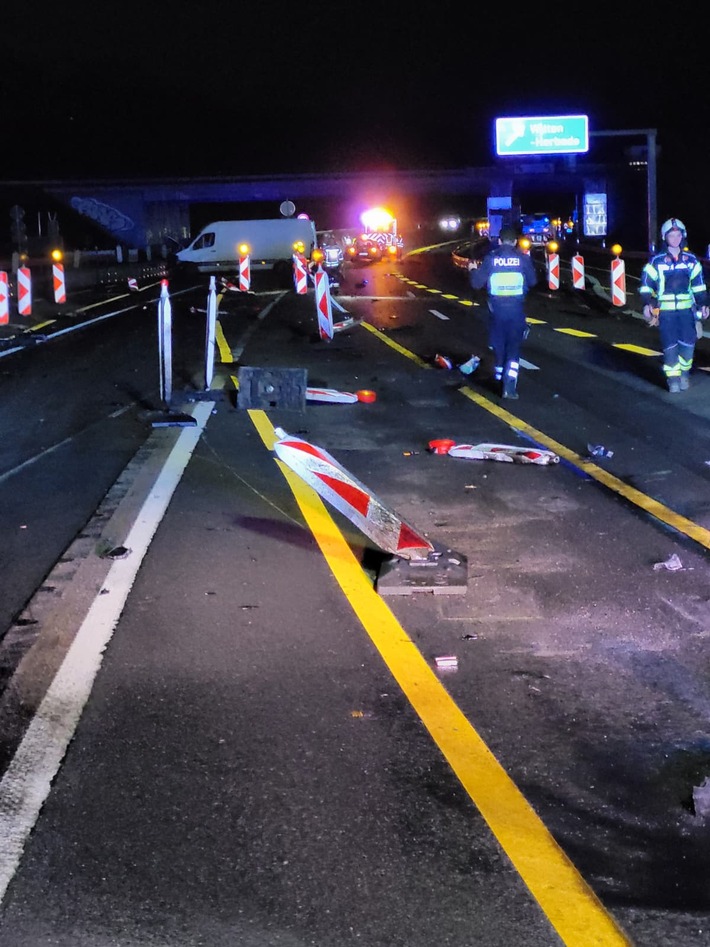 FW-EN: Kleintransporter verunfallt in Baustelle