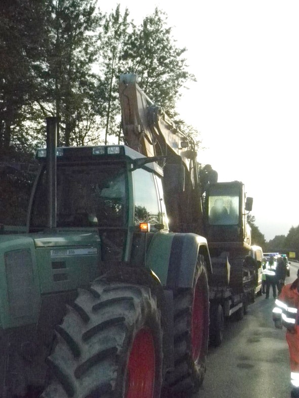 POL-FL: Schleswig - 20-jähriger Traktorfahrer auf B201 zieht durch : Drei Brücken und ein VW-Golf mit Kettenbaggerladung beschädigt