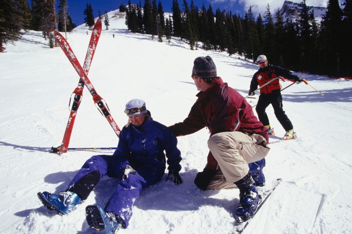 Erste-Hilfe-Wissen und Versicherungsschutz für den Wintersport / Die DVAG erklärt, wie Wintersportler Erste Hilfe leisten und welche Versicherungen vor hohen Behandlungs- und Folgekosten schützen