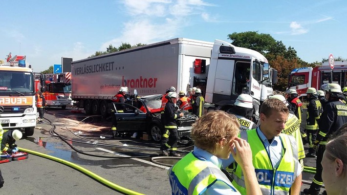 FW-D: Schwerer Verkehrsunfall zwischen PKW und LKW - Person eingeklemmt