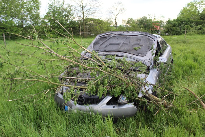 POL-NE: Verkehrsunfall mit Sachschaden - Die Polizei sucht Zeugen