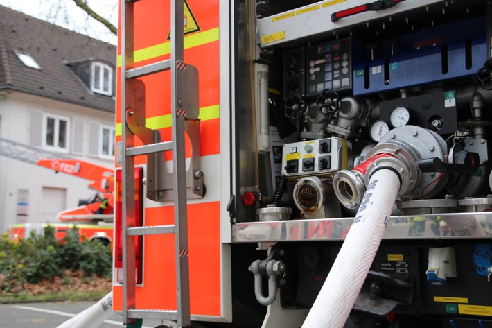 FW-BN: Feuer in Mehrfamilienhaus, schnelles Eingreifen verhindert Brandausbreitung