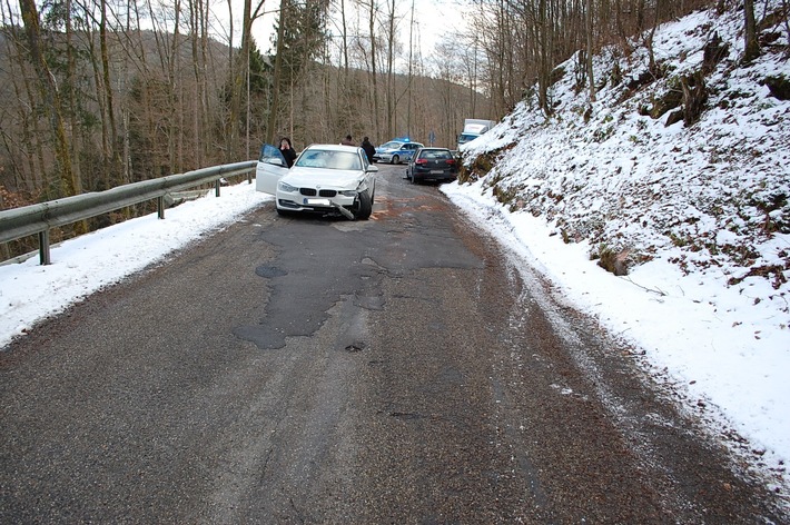 POL-PDPS: Eppenbrunn - Unfall auf Eselsteige - Bergung der Fahrzeuge dauert zwei Stunden