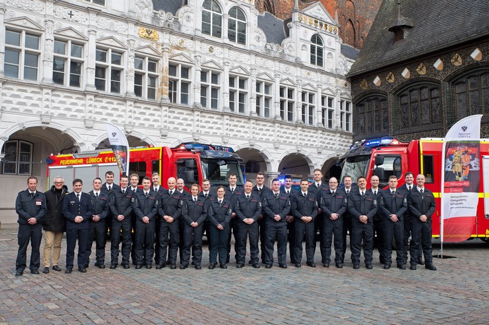 FW-HL: Ernennung und Vereidigung bei der Berufsfeuerwehr Lübeck / 25 Anwärter:innen beginnen Ausbildung bei der Feuerwehr