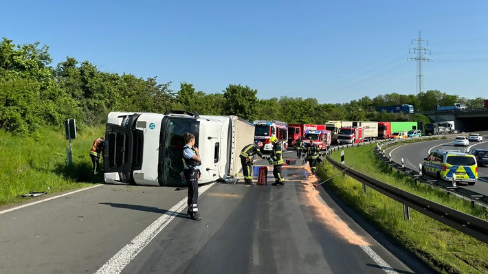 FW-NE: Umgestürzter Lkw in der Tangente zur A57 | Fahrer leicht verletzt