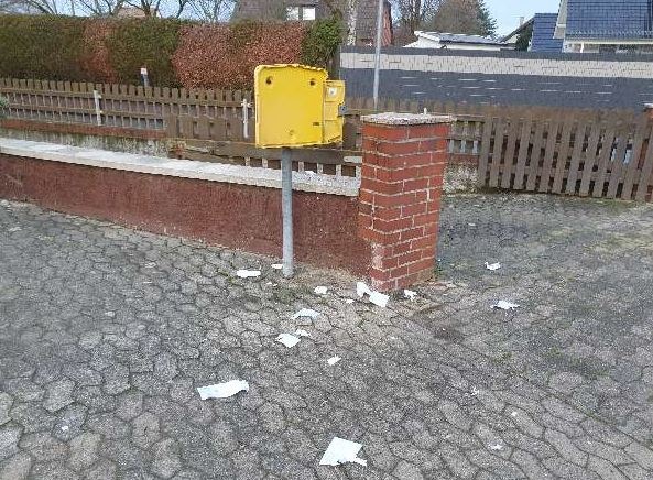 POL-WOB: Unbekannte sprengen mit Pyrotechnik einen Postbriefkasten in Saalsdorf. Zweugenaufruf der Polizeistation Velpke.