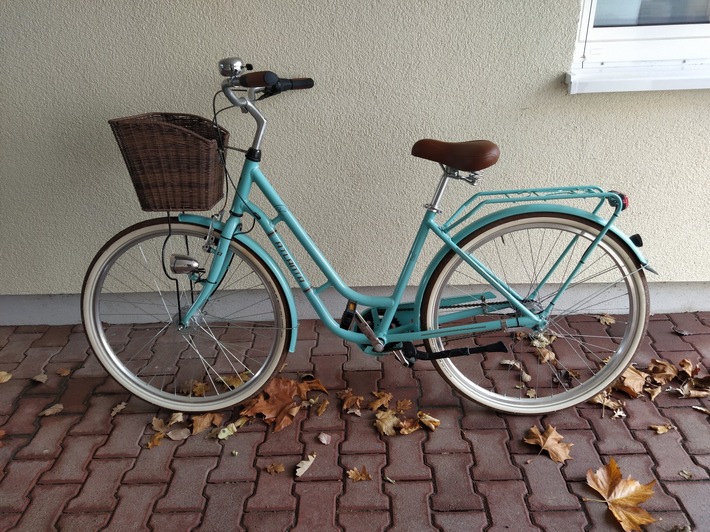 POL-WE: Wem gehört das türkise Damenrad in Wöllstadt? + Mit Promille in geparktes Fahrzeug in Friedberg