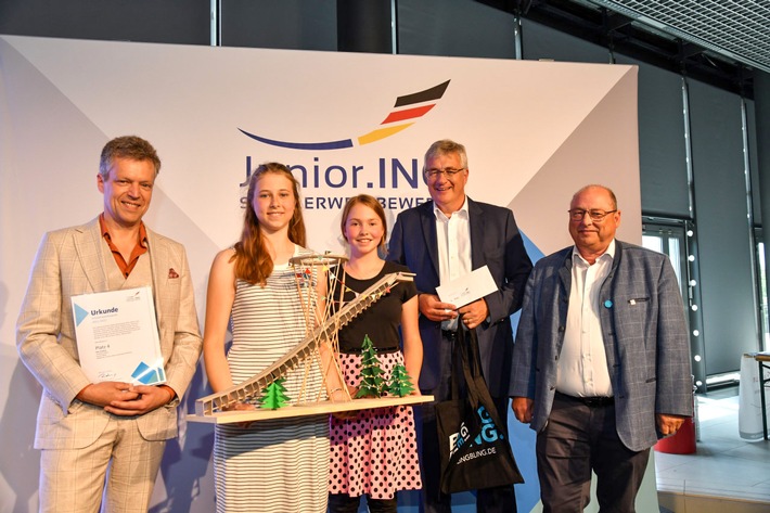 Münchner Schülerinnen beim Bundesentscheid des Schülerwettbewerbs Junior.ING vorn dabei