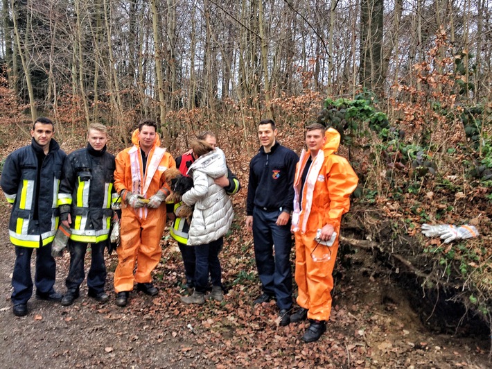 FW-E: &quot;Angel&quot; gerettet, Essener Feuerwehrleute befreien eine Norfolk-Terrier-Hündin, das Tier bleibt unversehrt, Besitzerin überglücklich