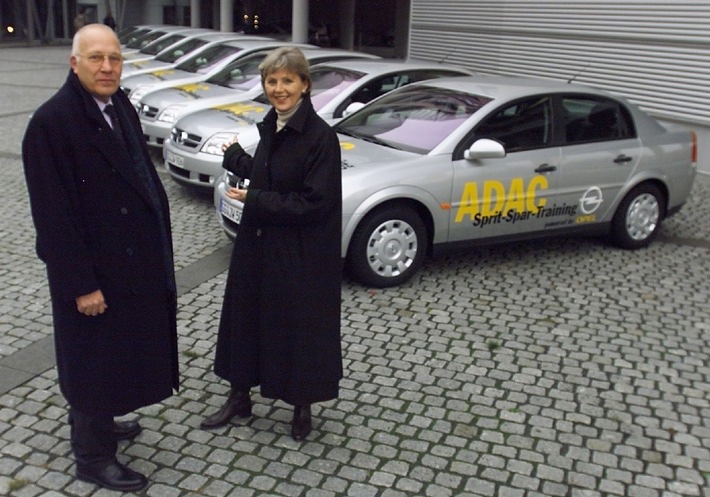 Adam Opel AG unterstützt das Spritspar-Training des ADAC / Wie man lernt, bis zu 25 Prozent Kraftstoff zu sparen
