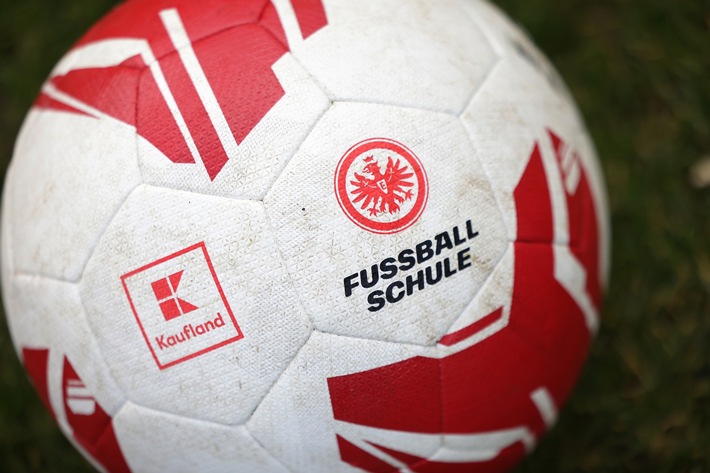 Kaufland fördert Begeisterung für Bewegung: Erfolgreiches Spieltagscamp bei Eintracht Frankfurt