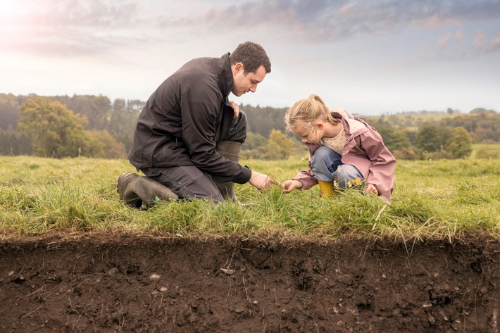 Heute zum World Earth Day / Mehr als Bio. Für eine bessere Zukunft. Arla Bio geht 2022 über den EU-Bio-Standard in den Bereichen Bodengesundheit, Biodiversität, Klima und Tierwohl hinaus