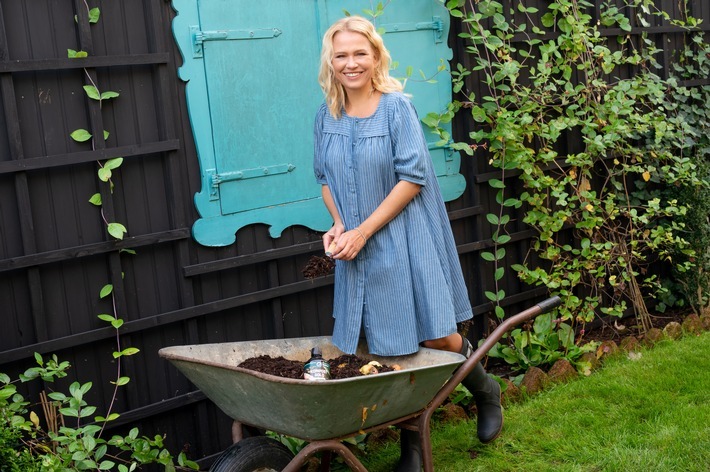 Kompost im Herbst: Nova Meierhenrich, Laubenbesitzerin und Markenbotschafterin von Biotaurus, stellt ihre nachhaltigen Gartenhelfer vor. / Weiterer Text über ots und www.presseportal.de/nr/154741 / Die Verwendung dieses Bildes ist für redaktionelle Zwecke unter Beachtung ggf. genannter Nutzungsbedingungen honorarfrei. Veröffentlichung bitte mit Bildrechte-Hinweis.