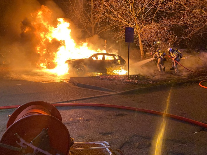 FW Dresden: PKW-Brand und Verkehrsunfall