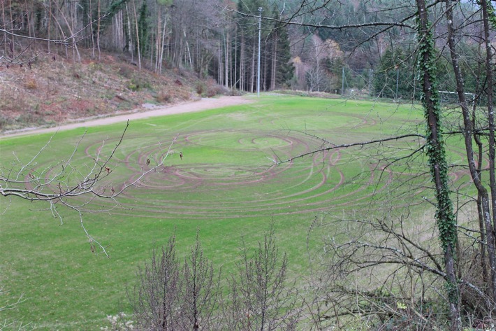 POL-PDPS: Mit PKW auf Sportplatz