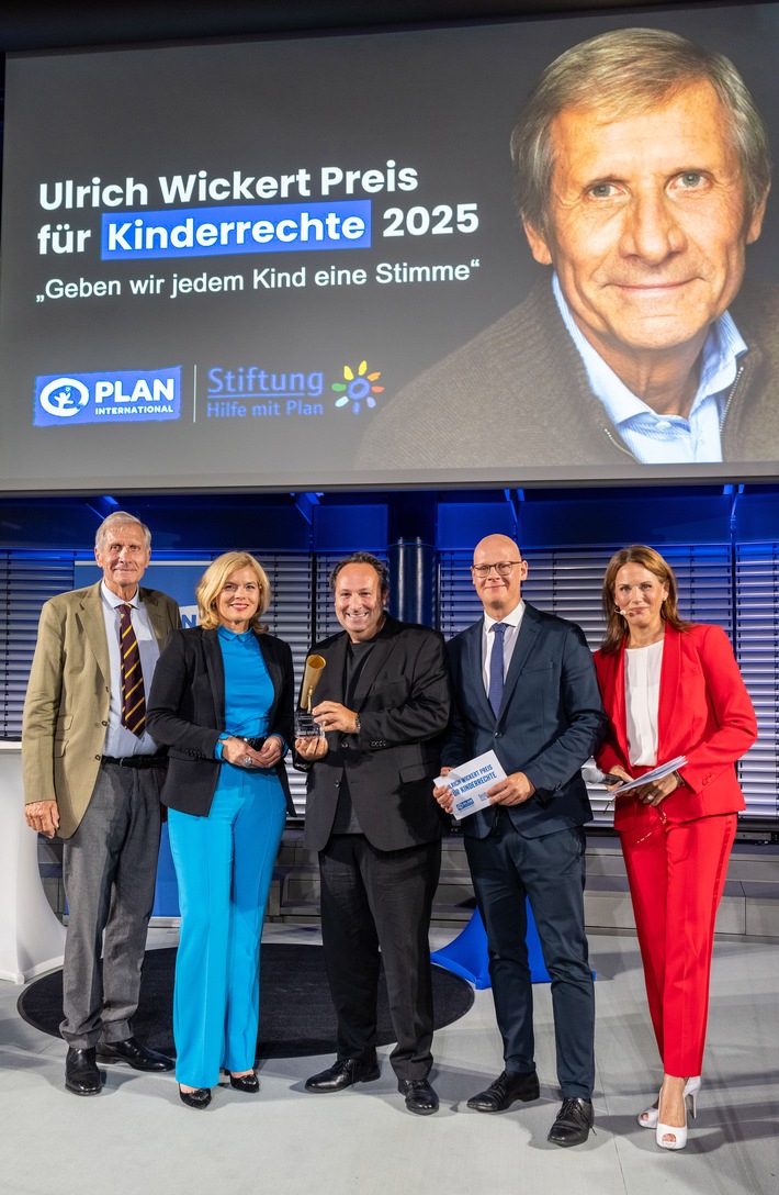 Ulrich Wickert Preis für Kinderrechte 2025 in Berlin verliehen / Ulrich Wickert und Bundestagspräsidentin Julia Klöckner würdigen herausragende Medienbeiträge