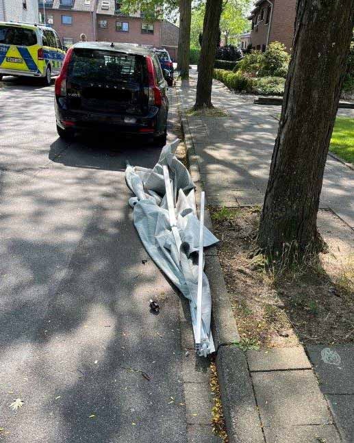 POL-KLE: Kleve - Straßenbaum durch Markise beschädigt: Wohnmobil entfernt sich von der Unfallörtlichkeit