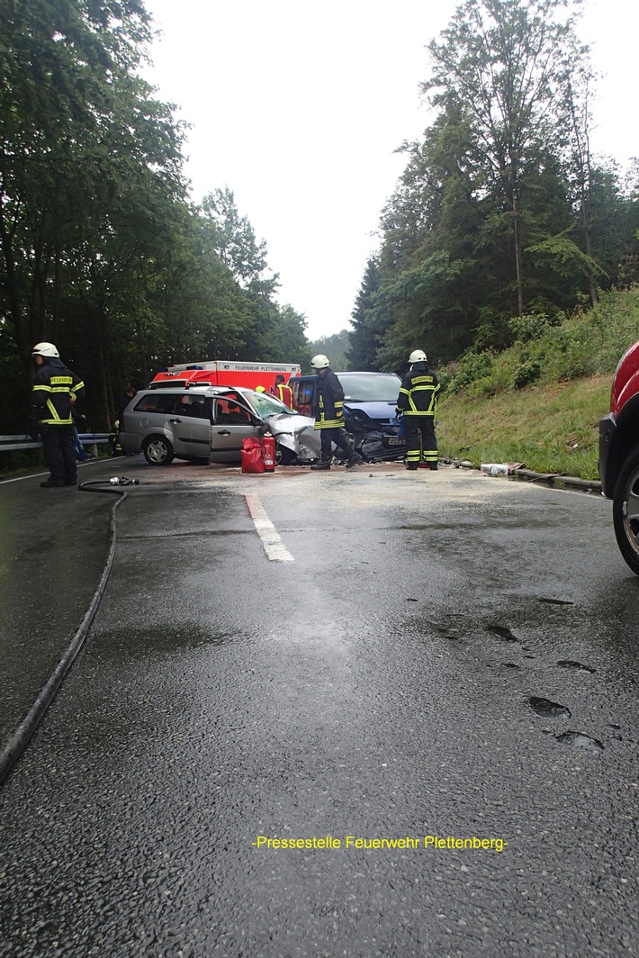 FW-PL: Frontalzusammenstoss auf der K8 in Plettenberg Erkelze. Vier PKW- Insassen, darunter ein Kind, zum Teil schwer verletzt