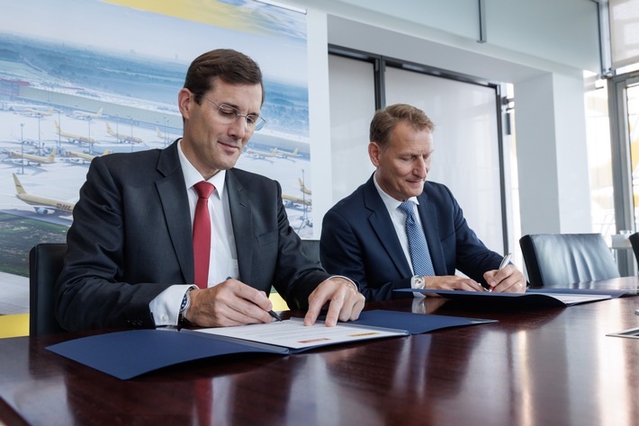 PM: DHL Express und World Energy vereinbaren globale Partnerschaft zur Beschleunigung der Dekarbonisierung des Luftverkehrs durch Sustainable Aviation Fuel Certificates / PR: DHL Express and World Energy agree to global partnership to speed up aviati