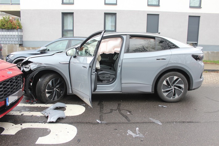 POL-ME: Internistischer Notfall: zwei Verletzte nach Verkehrsunfall - 2512028