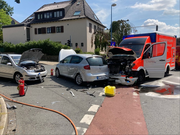 POL-ME: Rettungswagen auf Einsatzfahrt verunfallt - Velbert - 2207108