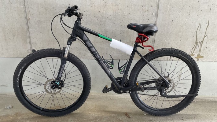 POL-DA: Darmstadt: Nach versuchtem Diebstahl am Karolinenplatz / Polizei sucht Fahrradeigentümer