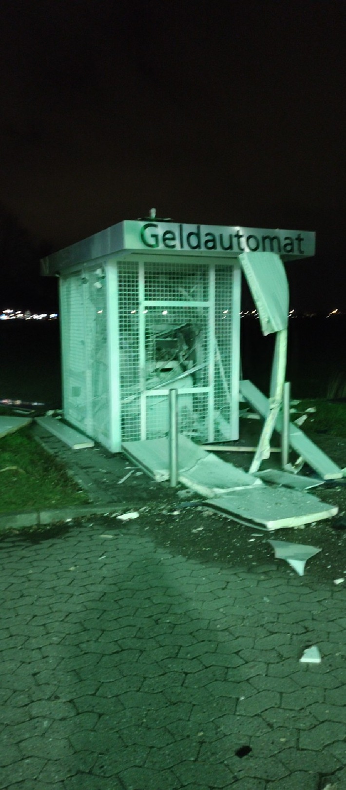 POL-GOE: Unbekannte sprengen Geldautomaten auf Tankstellengelände in Hildesheim