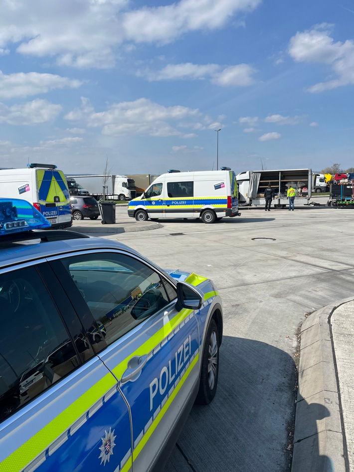 POL-KS: Lkw-Großkontrolle verschiedener Behörden am Rasthof Kassel: 173 Fahrzeuge kontrolliert; zahlreiche Verstöße festgestellt
