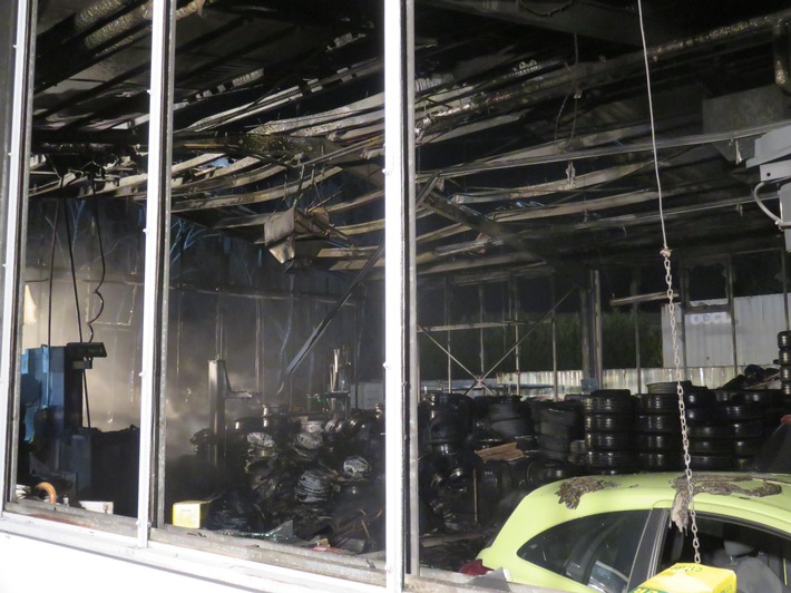 FW-E: Feuer in Montagehalle eines Reifenhändlers in Essen, großer Sachschaden