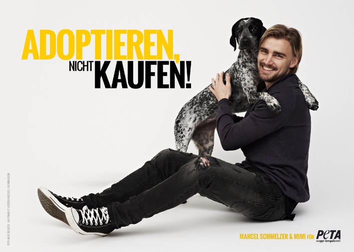 Marcel Schmelzer appelliert: "Adoptieren, nicht kaufen!" / Borussia Dortmund-Verteidiger posiert mit Hündin Mimi für neues PETA-Motiv