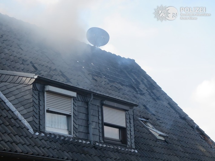 POL-KLE: Emmerich - Feuer greift bei Abflämmarbeiten auf Wohnhaus über /