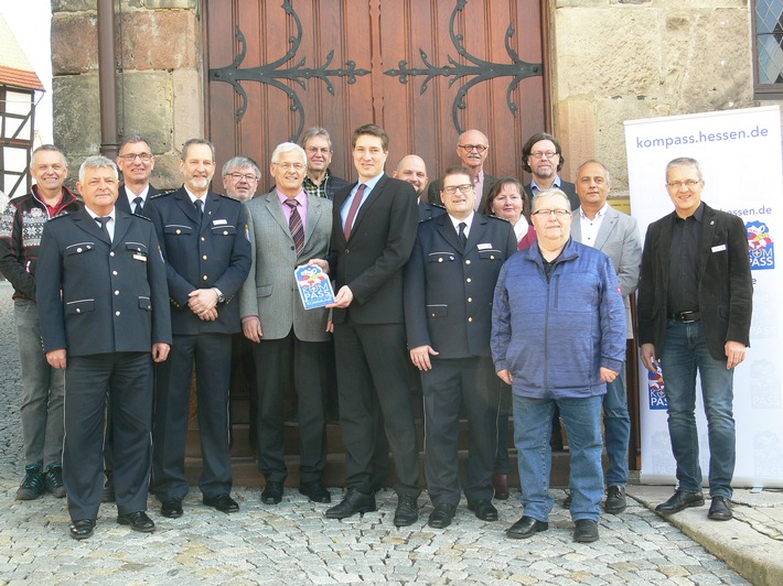 POL-HR: Nordhessen: Homberg wird KOMPASS-Kommune; Polizeipräsident überreicht KOMPASS-Begrüßungsschild