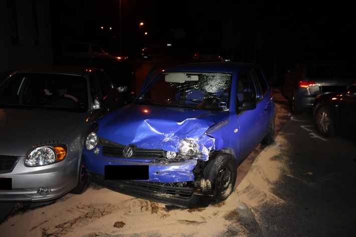 POL-DU: Röttgersbach: Zwei Total- und zwei Blechschäden: VW Lupo kracht in geparkte Autos