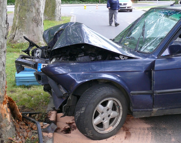 POL-DN: Autofahrt endete an einem Baum