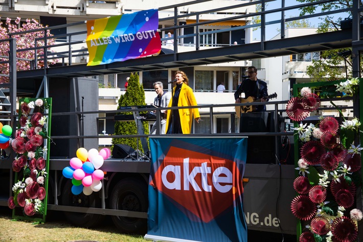 Ein bisschen Spaß muss sein! Roberto Blanco und Ella Endlich geben Live-Konzert vor Ort für Münchner Senioren - bei &quot;akte.&quot; am Montag, 27. April 2020, in SAT.1